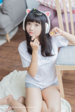 美女露出粉嫩小奶头在视频18禁